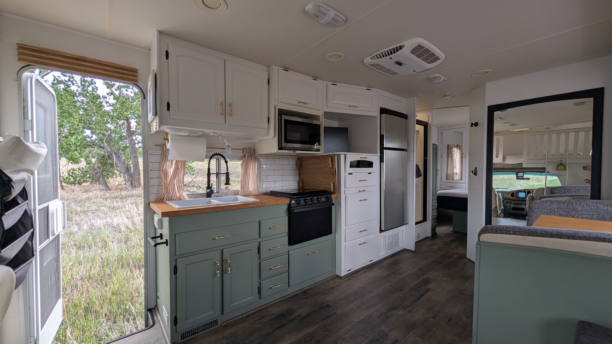 Spacious Modern Kitchen